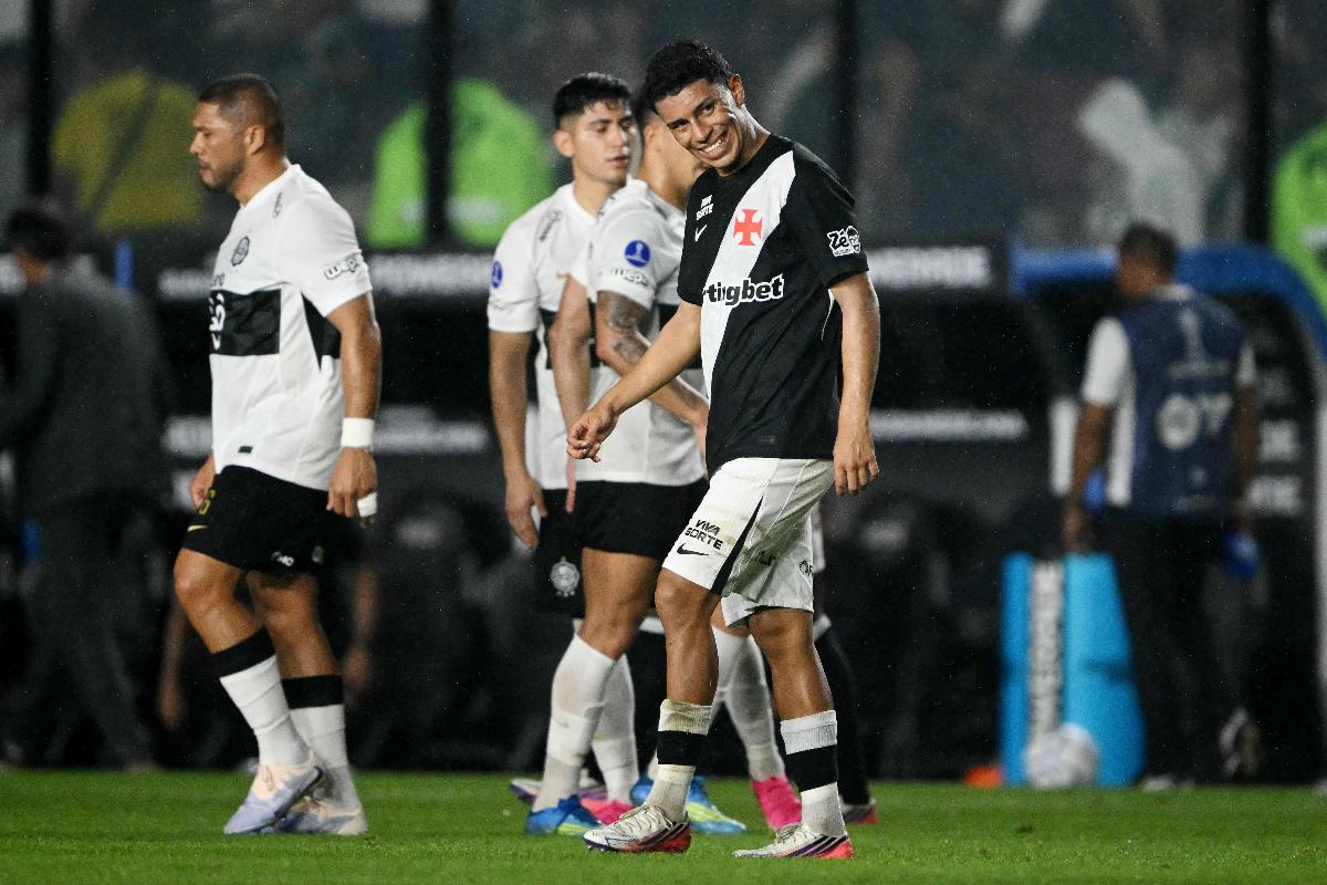 Vasco empata com Olimpia em São Januário e terá de buscar vitória no Paraguai