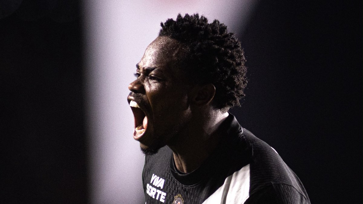 Vasco supera expulsão no primeiro tempo e vence Vitória na Copa do Brasil