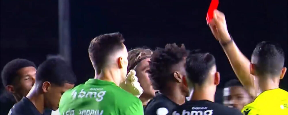 Vasco x Vitória: PC Oliveira discorda de expulsão de Cauan Barros