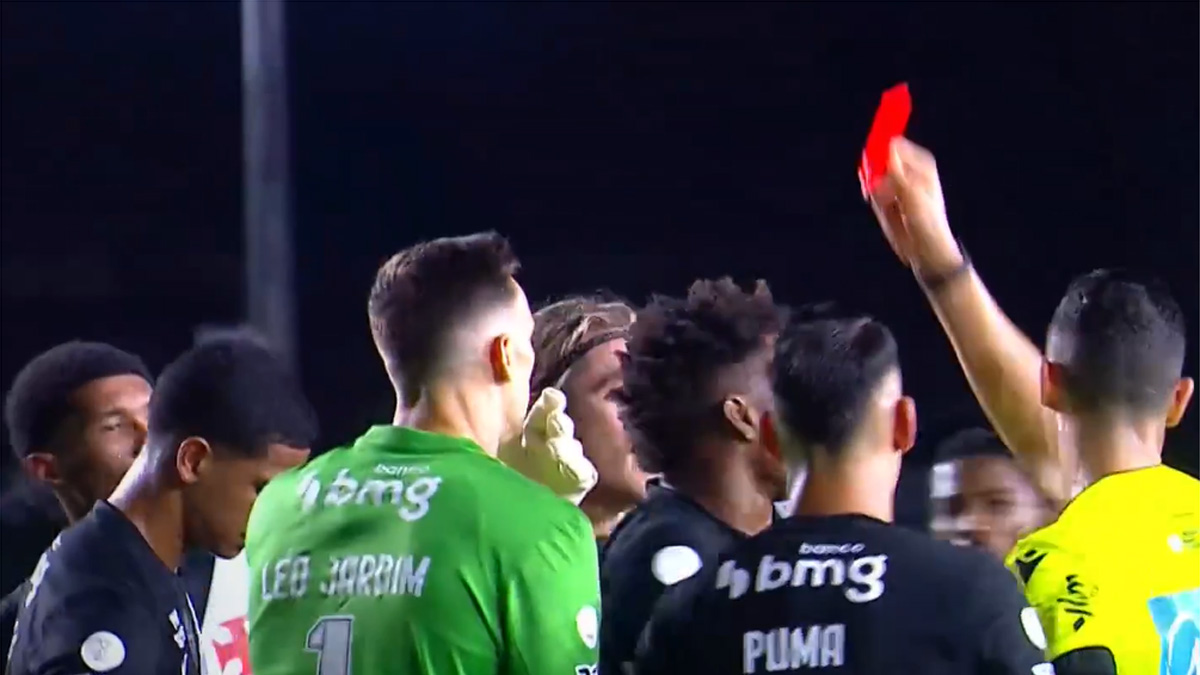 Vasco x Vitória: PC Oliveira discorda de expulsão de Cauan Barros