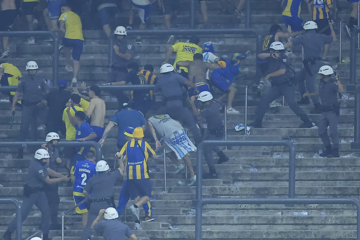 Vídeo: confusão entre torcedores de Corinthians e Rosario Central termina com nove detidos