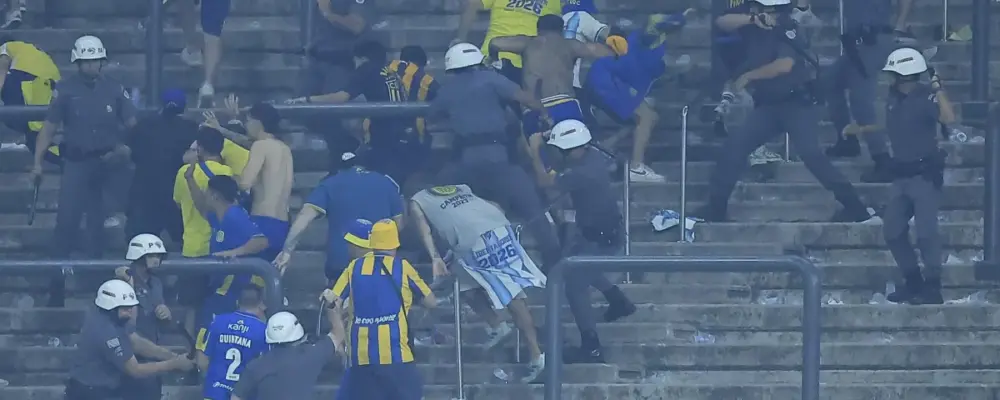 Vídeo: confusão entre torcedores de Corinthians e Rosario Central termina com nove detidos