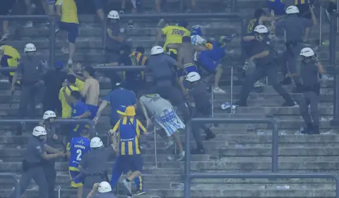 Vídeo: confusão entre torcedores de Corinthians e Rosario Central termina com nove detidos