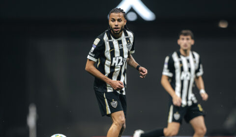 Volante do Atlético volta a ser titular após 3 meses e dá quase 100 passes