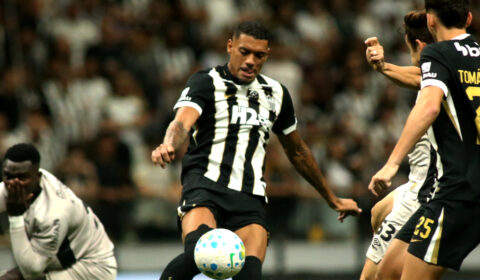 Zagueiro do Atlético aciona clube anterior na Justiça e afirma que jogou lesionado