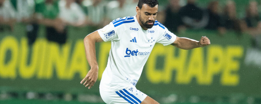 Zagueiro do Cruzeiro detona sintético da Chape: ‘Desumano’