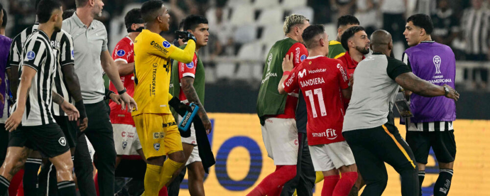 Zagueiro equatoriano dispara após pancadaria em jogo no Brasil: ‘Quase nos mataram”