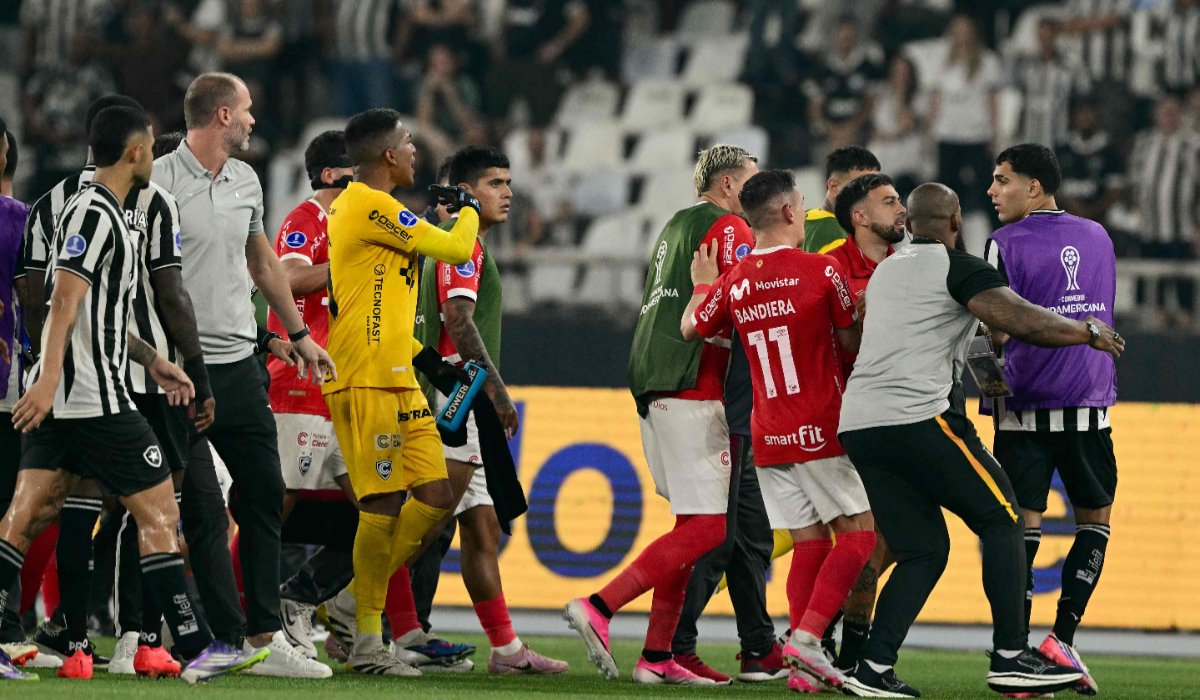 Zagueiro equatoriano dispara após pancadaria em jogo no Brasil: ‘Quase nos mataram”
