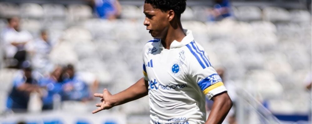 Zé Lucas admite ‘friozinho na barriga’ em estreia pelo Cruzeiro: ‘Camisa pesada’