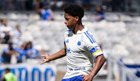 Zé Lucas admite ‘friozinho na barriga’ em estreia pelo Cruzeiro: ‘Camisa pesada’