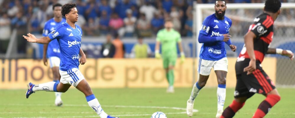 Zé Lucas comenta estreia na Libertadores pelo Cruzeiro e expõe conversa com Artur Jorge