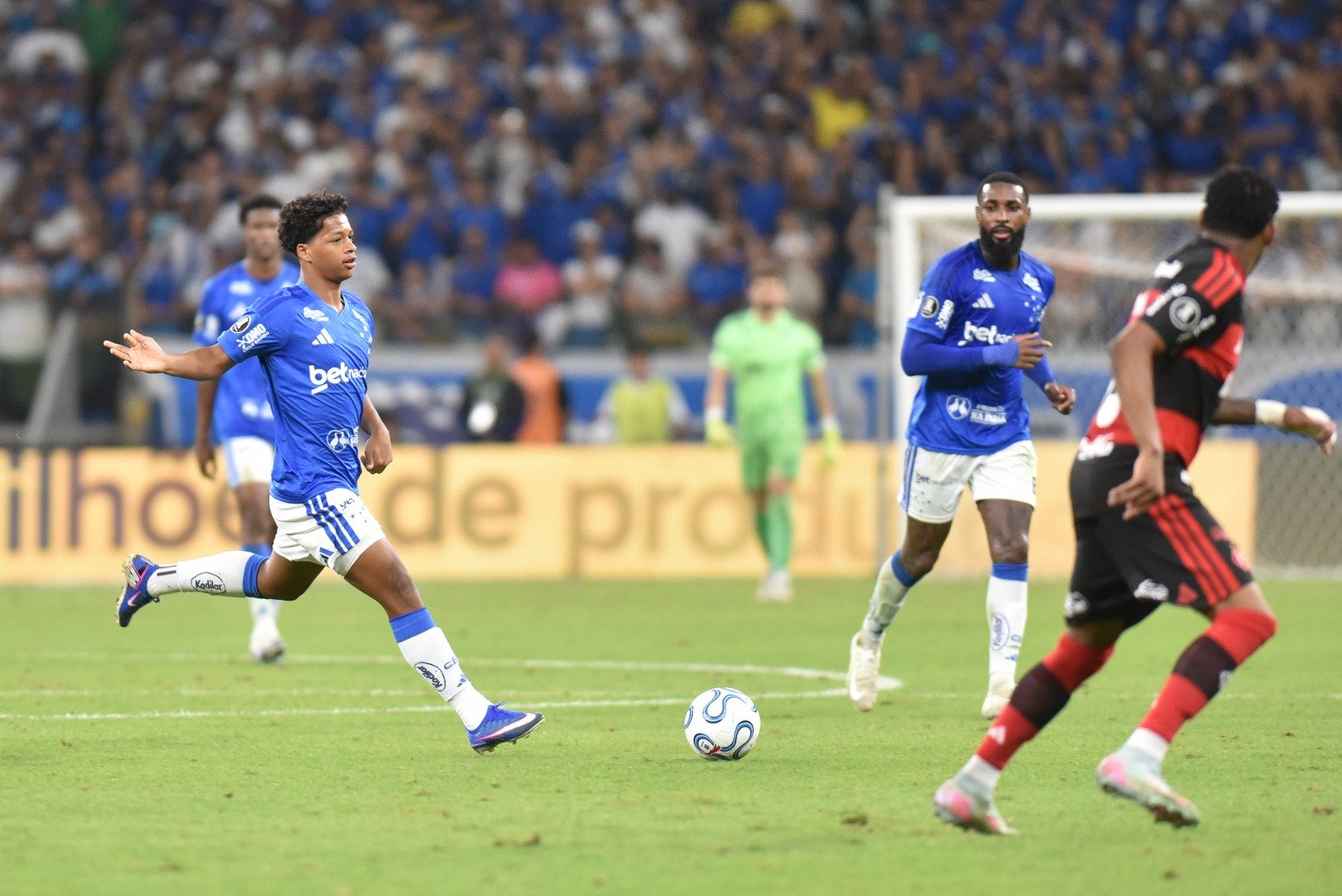 Zé Lucas em ação contra o Flamengo - (foto: Ramon Lisboa/EM/D.A. Press)