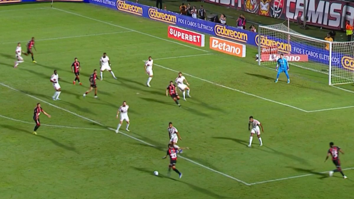 Momento em que Erick chutou para marcar pelo Vitória contra o Flamengo - (foto: Reprodução )